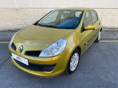Usado Renault Clio II Dynamique 85 CV (62 kW) 2006 Amarillo Berlina