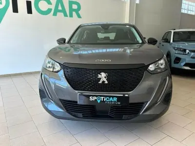 Usado Peugeot 2008 Active 110 CV (80 kW) 2022 Gris SUV