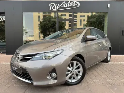 Usado Toyota Auris Live 124 CV (91 kW) 2013 Beige Berlina