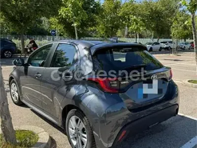 Usado Toyota Yaris 125 CV (91 kW) 2021 Gris / plata Utilitario