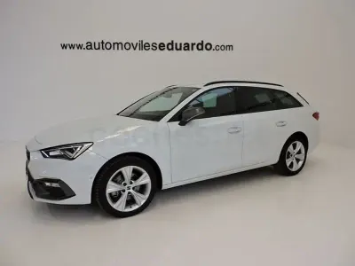 Usado Seat Leon FR 130 CV (95 kW) 2022 Blanco Familiar