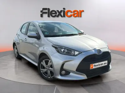 Usado Toyota Yaris Hybrid Active 116 CV (85 kW) 2025 Gris Berlina