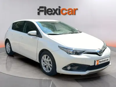 Usado Toyota Auris Active 116 CV (85 kW) 2018 Blanco Berlina