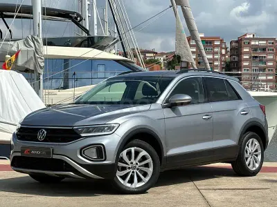 Usado VW T-Roc Life 150 CV (110 kW) 2023 Gris / plata SUV