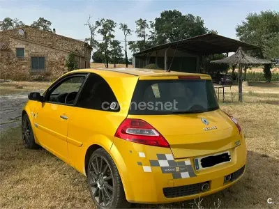 Usado Renault Mégane III 230 CV (169 kW) 2008 Amarillo Berlina