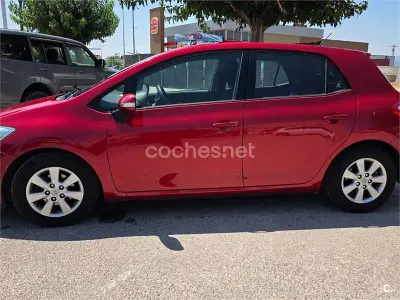 Usado Toyota Auris Active 90 CV (66 kW) 2011 Granate Utilitario