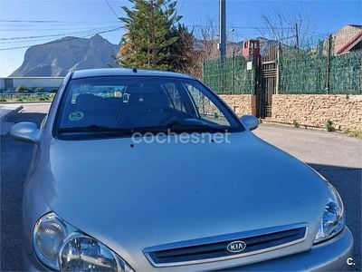 Usado Kia Rio 98 CV (72 kW) 2002 Beige Berlina