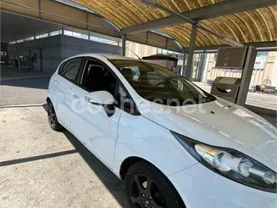 Usado Ford Fiesta Trend 68 CV (50 kW) 2010 Blanco Berlina