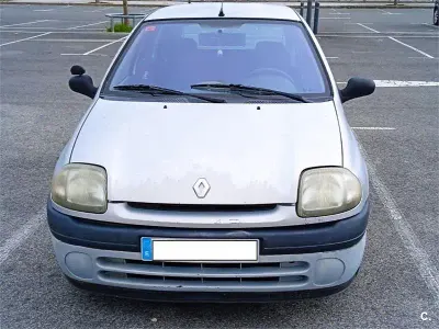 Usado Renault Clio 60 CV (44 kW) 1999 Gris / plata Berlina
