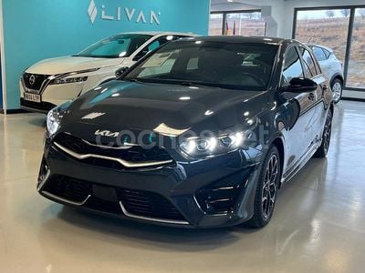 Usado Kia Ceed GT GT-Line 136 CV (100 kW) 2023 Gris / plata Berlina