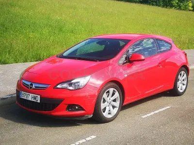 Usado Opel Astra GTC Selective 130 CV (95 kW) 2012 Rojo Berlina