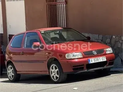 Usado VW Polo 50 CV (36 kW) 1999 Granate Berlina