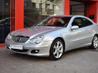 Usado Mercedes C220 Sport Edition 150 CV (110 kW) 2007 Plateado Coupe