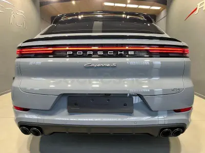 Usado Porsche Cayenne 519 CV (381 kW) 2024 Gris / plata SUV