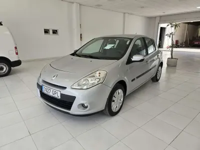 Usado Renault Clio 68 CV (50 kW) 2009 Gris Utilitario
