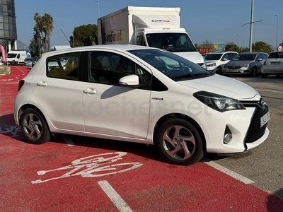 Usado Toyota Yaris Hybrid Active 100 CV (73 kW) 2016 Blanco Berlina