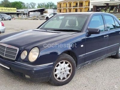 Usado Mercedes E290 Elegance 129 CV (94 kW) 1997 Azul Berlina