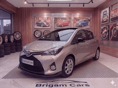 Usado Toyota Yaris Hybrid Advance 100 CV (73 kW) 2013 Gris / plata Berlina