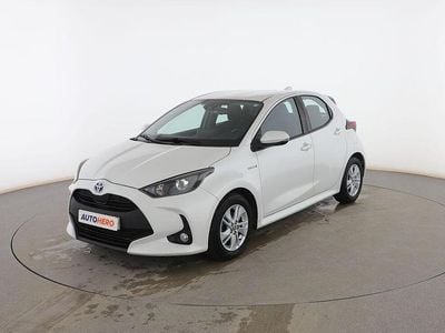 Blanco Usado 2021 Toyota Yaris Hybrid Active Utilitario | 18.499 € (Precio justo)