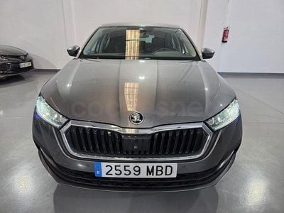 Usado Skoda Octavia G-TEC Ambition 131 CV (96 kW) 2022 Gris / plata Berlina