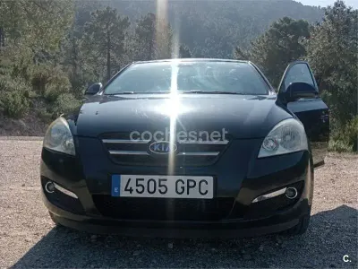 Usado Kia Ceed Active 115 CV (84 kW) 2009 Negro Utilitario