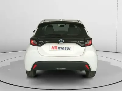 Usado Toyota Yaris Hybrid Business Edition 116 CV (85 kW) 2022 Blanco Berlina
