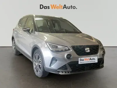 Usado Seat Arona FR 115 CV (84 kW) 2024 Gris plata SUV