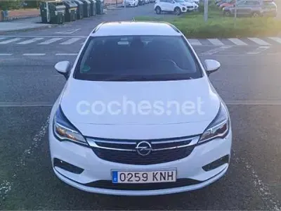 Usado Opel Astra Selective 110 CV (80 kW) 2018 Blanco Familiar