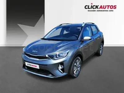 Usado Kia Stonic 100 CV (73 kW) 2025 Gris / plata SUV