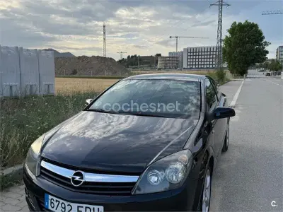 Usado Opel Astra GTC Sport 120 CV (88 kW) 2006 Negro Berlina