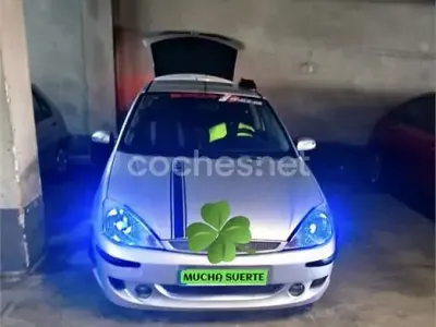 Usado Ford Focus Trend 115 CV (84 kW) 2002 Gris / plata Berlina