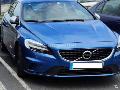Usado Volvo V40 R-Design Momentum 120 CV (88 kW) 2016 Azul Berlina