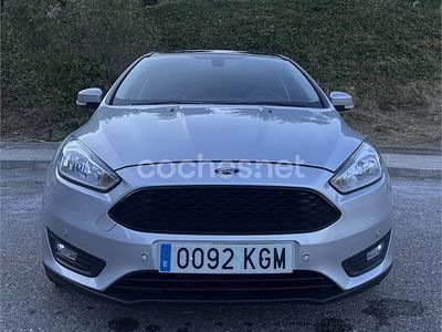 Usado Ford Focus Trend 125 CV (91 kW) 2017 Gris / plata Berlina