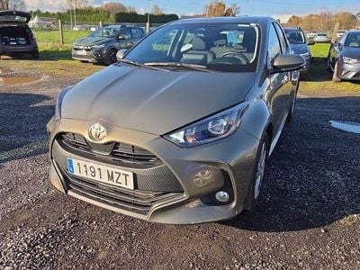 Verde Usado 2025 Toyota Yaris Hybrid Active Utilitario | 19.450 € (Precio justo)