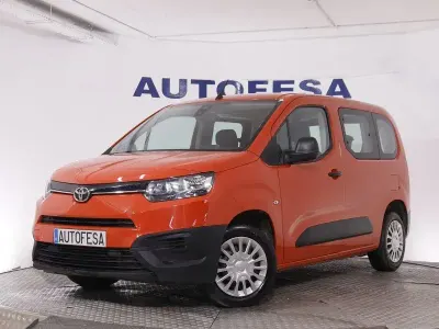 Usado Toyota Proace Verso City 130 CV (95 kW) 2023 Rojo Familiar