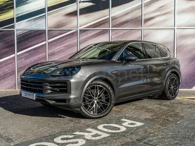 Usado Porsche Cayenne E-Hybrid 470 CV (345 kW) 2025 Gris / plata SUV