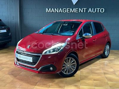 Usado Peugeot 208 Allure 82 CV (60 kW) 2017 Granate Utilitario