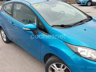 Usado Ford Fiesta Trend 100 CV (73 kW) 2014 Azul Utilitario