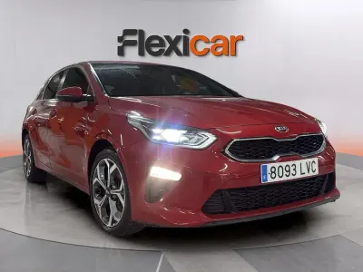 Begagnad Kia Ceed 136 HK (100 kW) 2021 Röd Halvkombi