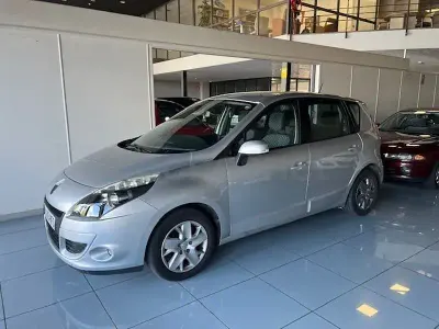 Usado Renault Scénic Authentique 95 CV (69 kW) 2011 Gris / plata Monovolumen