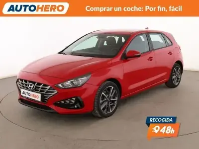 Usado Hyundai i30 110 CV (80 kW) 2022 Rojo Berlina