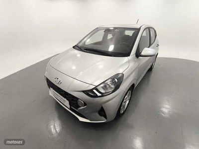 Usado Hyundai i10 67 CV (49 kW) 2022 New sleek silver Utilitario