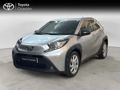 Usado Toyota Aygo X Play 72 CV (52 kW) 2022 Gris / plata SUV