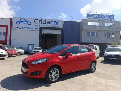 Usado Ford Fiesta Trend 82 CV (60 kW) 2016 Rojo Utilitario