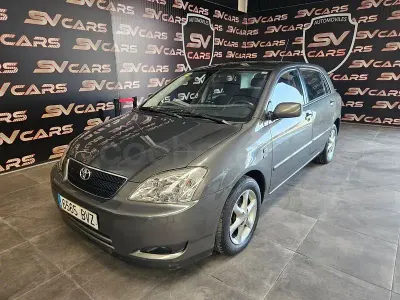 Usado Toyota Corolla Sol 110 CV (80 kW) 2002 Gris / plata Berlina