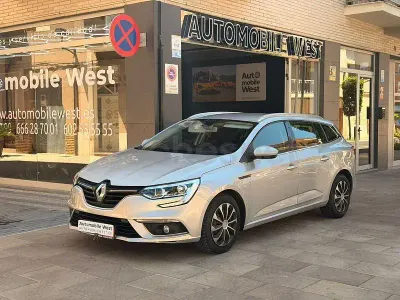Usado Renault Mégane GrandTour LIMITED 110 CV (80 kW) 2018 Gris / plata Familiar