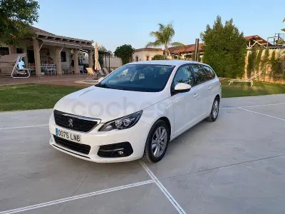 Usado Peugeot 308 SW Active 130 CV (95 kW) 2021 Blanco Familiar