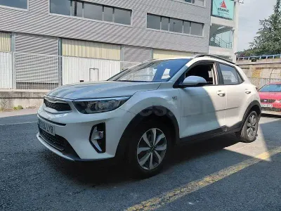 Usado Kia Stonic 84 CV (61 kW) 2022 Blanco SUV