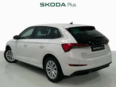 Usado Skoda Scala Ambition 110 CV (80 kW) 2024 Blanco Utilitario