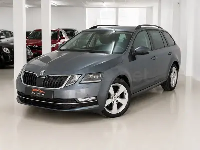 Usado Skoda Octavia Style 150 CV (110 kW) 2018 Gris / plata Familiar